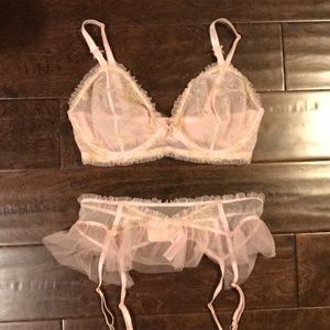 New Victoria’s Secret Set Bra 34DD 34E Garter XS